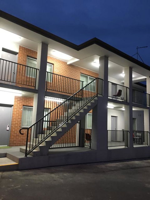 Rainbow Motel - Swimm 3