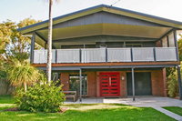 Red Door Beach House - Marcoola Beach - PET FRIENDLY FOXTEL WIFI 500 BOND Linen Supplied