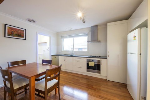 Rent Melbourne - Renee 0