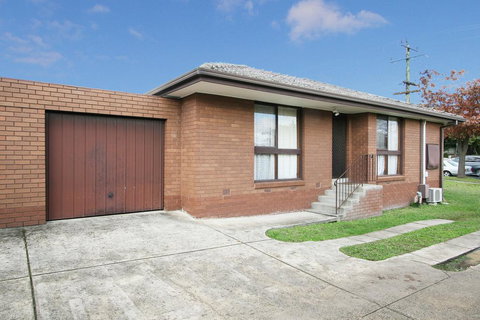 Rent Melbourne - Renee 1