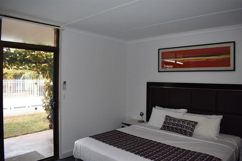 Roundhouse Motel - Petrol Stations 2
