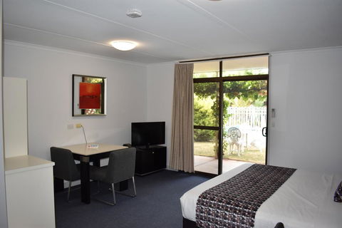 Roundhouse Motel - Petrol Stations 3