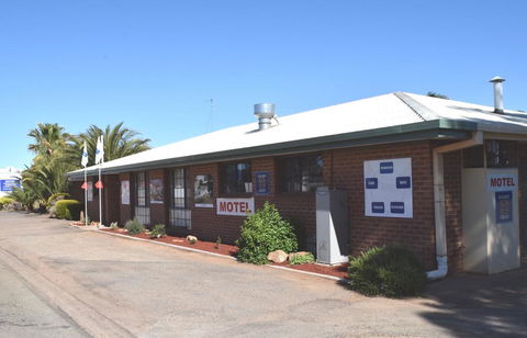 Roundhouse Motel - Petrol Stations 0