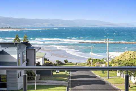 SEA SPECTACULAR - Seconds From The Beach! - Petrol Stations 0
