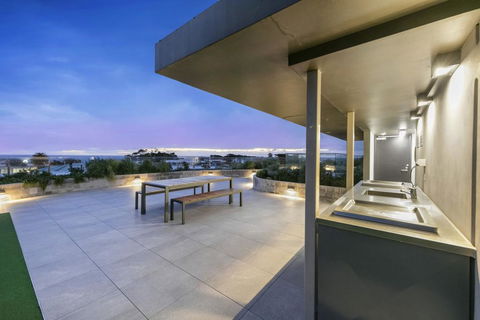 SEA TEMPLE - MORNINGTON - Petrol Stations 1