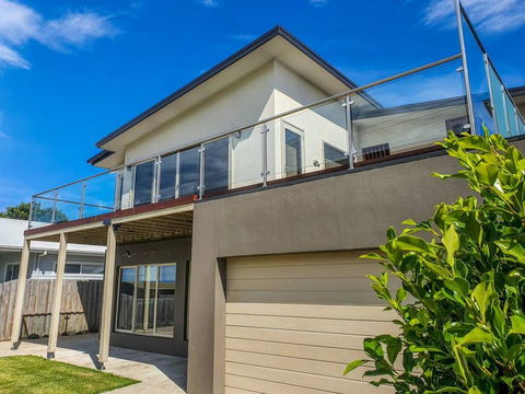 SEAL HAVEN - Centrally Located, Modern Home - Petrol Stations 0