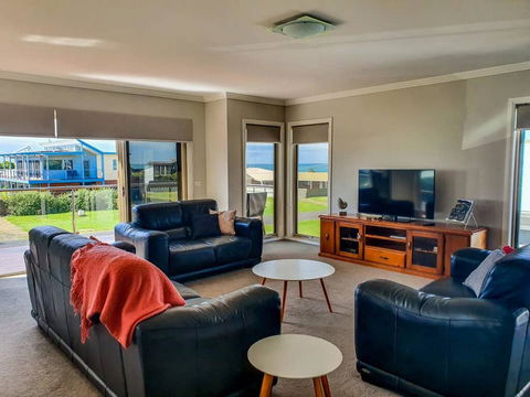 SEAL HAVEN - Centrally Located, Modern Home - Petrol Stations 1