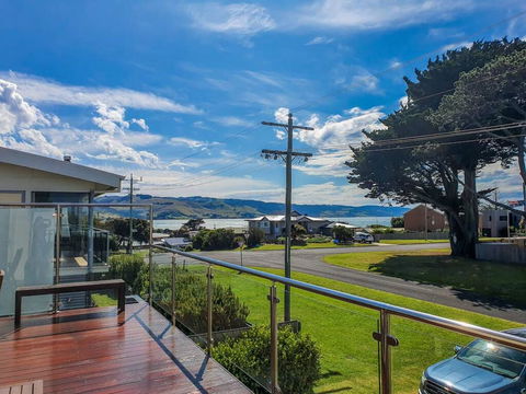 SEAL HAVEN - Centrally Located, Modern Home - Petrol Stations 3