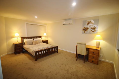 Silver House - Melbourne Airport Accommodation - Renee 0