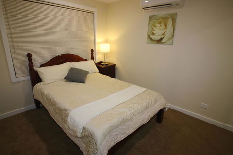 Silver House - Melbourne Airport Accommodation - Renee 2