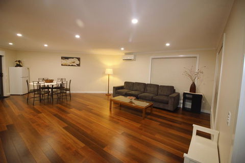 Silver House - Melbourne Airport Accommodation - Renee 3