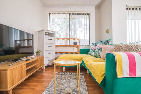 SIMPLE COMFORT! 2bed1bath Unit In Meadowbank - Petrol Stations 2