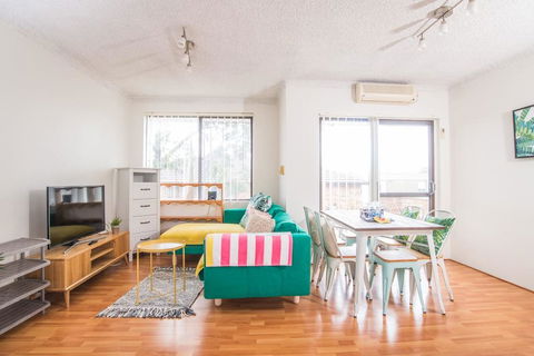 SIMPLE COMFORT! 2bed1bath Unit In Meadowbank - Petrol Stations 0