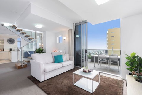 SK1 - Spotless 2BR SkyHome Long Stays Welcome - Internet Find 3