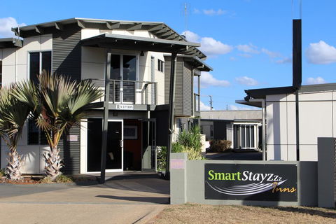 Smart Stayzzz Inns - Renee 0