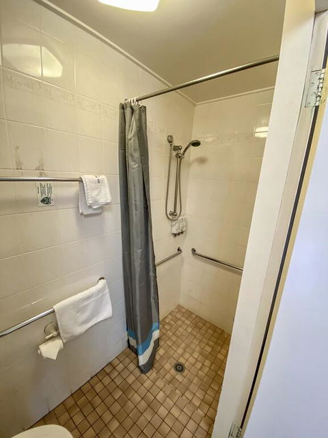 Snow Season Motor Inn - Renee 3