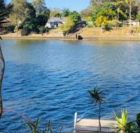 Spacious 2 Bedroom Beach Side Apartment - Close to shopping Centre with Coles Health Food Shop Sushi Pizza Cafes Hairdresse - Qld Realsetate