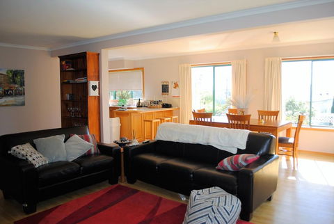 Spacious And Central To CBD - Renee 0
