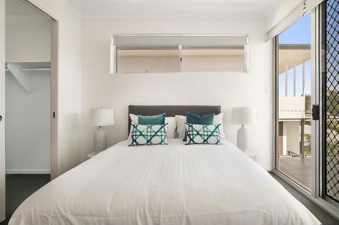 Spacious Apartment With Generous Entertaining - Internet Find 3
