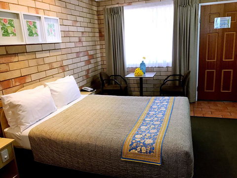 Starlight Motor Inn - Renee 2