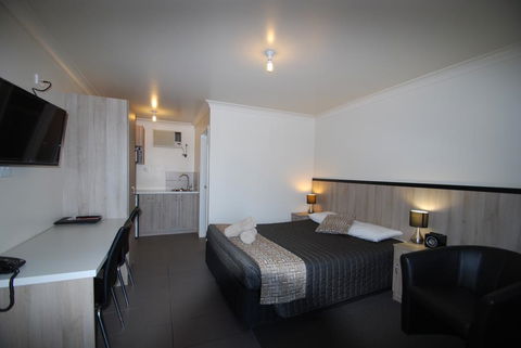 Starline Motor Inn - Renee 3