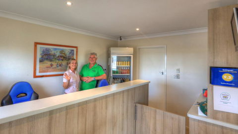 Starline Motor Inn - Renee 2