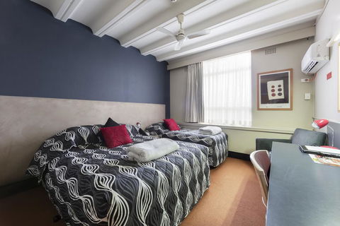 Statesman Hotel - Internet Find 1