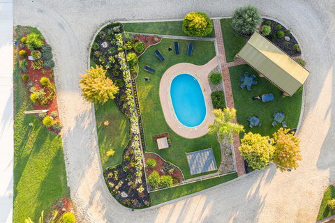 Statesman Motor Inn - Internet Find 1