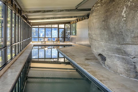 STUNNING CLIFF TOP HOME // POOL & GAMES - Renee 3