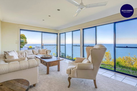 STUNNING CLIFF TOP HOME // POOL & GAMES - Renee 0