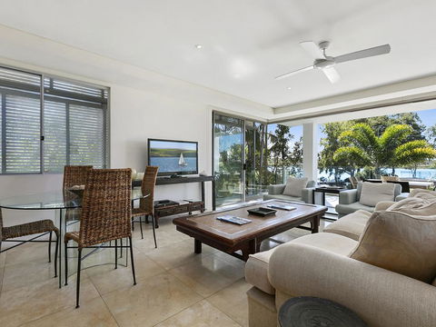 Stunning Riverfront Apartment In Noosaville - Unit 2 Wai Cocos 215 Gympie Terrace - Petrol Stations 2