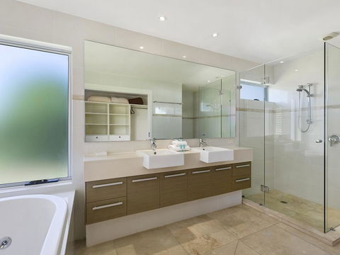 Stunning Riverfront Apartment In Noosaville - Unit 2 Wai Cocos 215 Gympie Terrace - Petrol Stations 3