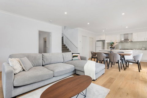 Style, Comfort And Convenience - Qld Realsetate 0