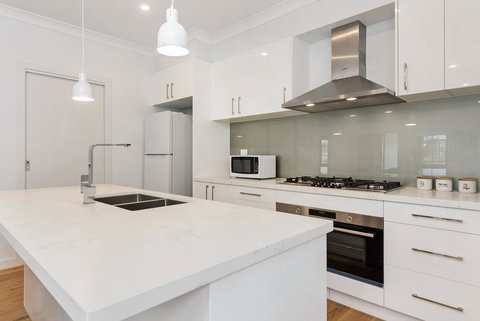 Style, Comfort And Convenience - Qld Realsetate 2