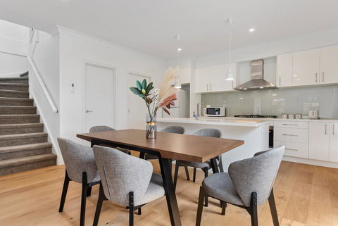 Style, Comfort And Convenience - Qld Realsetate 1