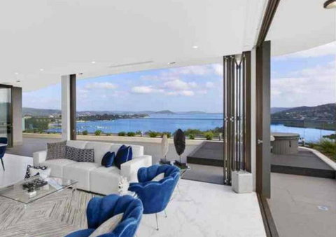 Stylish Penthouse With Views & Jacuzzi - Qld Realsetate 1