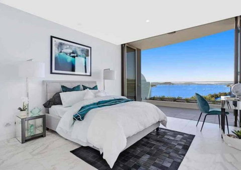 Stylish Penthouse With Views & Jacuzzi - Qld Realsetate 3