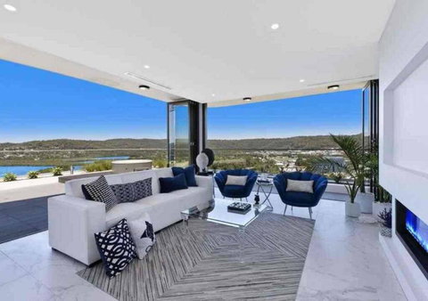 Stylish Penthouse With Views & Jacuzzi - Qld Realsetate 0