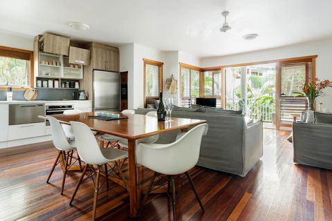 Stylish Tropical Oasis Apartment With Hot Tub And Four Pools - Petrol Stations 2