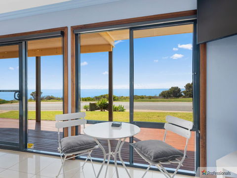 Sunset Cove Beach House - Petrol Stations 3