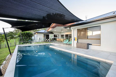 Sunset Penthouse Couples Retreat, Close To Airlie Beach, Champagne On Arrival - Petrol Stations 1