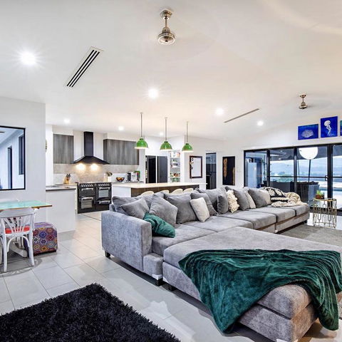 Sunset Penthouse Couples Retreat, Close To Airlie Beach, Champagne On Arrival - Petrol Stations 3