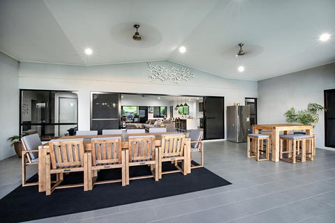 Sunset Penthouse Couples Retreat, Close To Airlie Beach, Champagne On Arrival - Petrol Stations 2