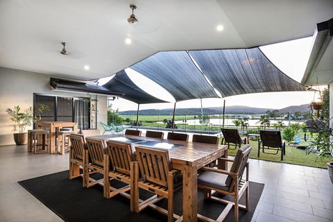 Sunset Retreat Airlie Beach Rural Getaway - Petrol Stations 3