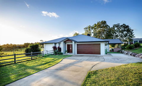 Sunset Retreat Airlie Beach Rural Getaway - Petrol Stations 0