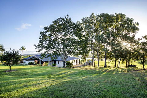 Sunset Retreat Airlie Beach Rural Getaway - Petrol Stations 1