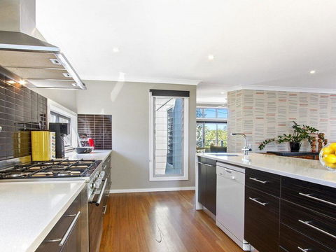 Sunshine Beach House-25 Metre Walk To The Beach - Renee 1