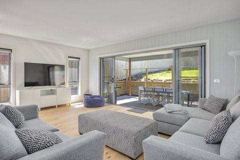 Sunshine Beach House: Brand New, Stunning - Swimm 0