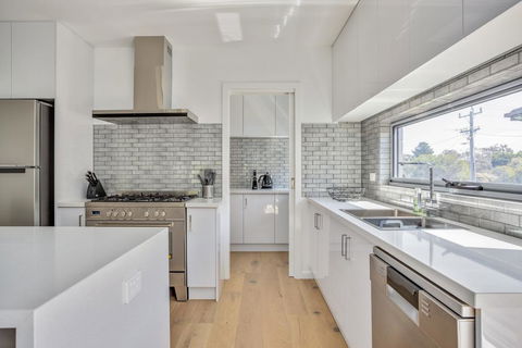 Sunshine Beach House: Brand New, Stunning - Swimm 3