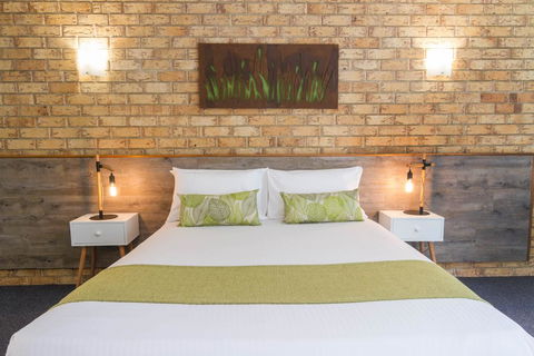 Sunshine Coast Motor Lodge - Petrol Stations 3